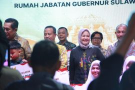 Gubernur Sulsel serahkan penghargaan kepada kades hingga siswa berprestasi