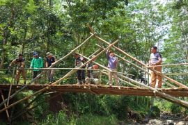 BPBD Probolinggo bangun jembatan darurat ke Air Terjun Madakaripura