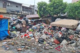 Tumpukan sampah di sekitar Pasar Kopro Jakbar kembali resahkan warga