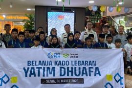 YBM PLN UIP KLB santuni dan ajak puluhan yatim dhuafa berbelanja