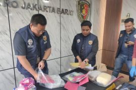Polisi ungkap cairan dalam penipuan "black dollar" adalah air detergen