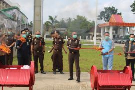 Kejari OKU musnahkan barang bukti dari 59 perkara tindak pidana