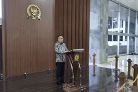 DPR-RI imbau masyarakat jangan panik karena harga BBM tidak naik