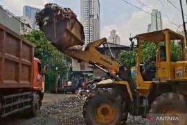 Sudin LH angkut tumpukan sampah di sekitar Pasar Kopro Jakbar