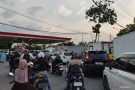 Isu kenaikan harga BBM picu antrean panjang di SPBU, pemerintah pastikan harga tetap