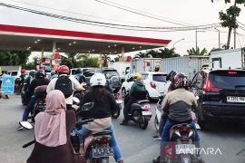 Antrean kendaraan mengular di SPBU Pesing jelang 1 April