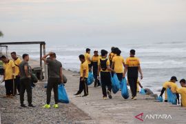 Polres Mukomuko inisiasi gerakan bersih pantai