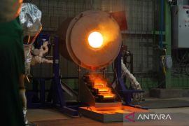 Koreksi harga logam tekan HPE konsentrat tembaga dan emas