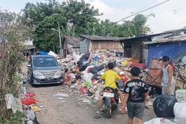 Krisis pengangkutan, TPS Rawadas Jakarta Timur dipenuhi sampah setinggi 4 meter