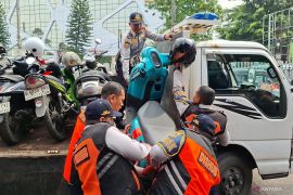 Puluhan kendaraan terjaring razia parkir liar di depan Polres Jaktim