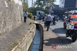 Polres Cianjur pasang water barrier di Jalan Raya Pasekon-Cipanas