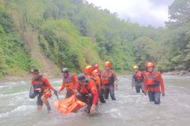 Satu wisatawan ditemukan tewas setelah terseret arus Sungai Kalimborang Maros