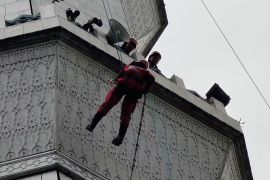 Aksi relawan dalam simulasi pembersihan menara Masjid Agung Bandung