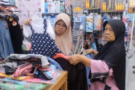 Antusias warga Tapsel berburu baju Lebaran di tengah pemulihan bencana