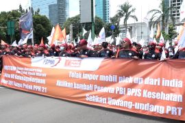 Buruh KSPI unjuk rasa di Kemnaker, tuntut THR dan hapus HOSTUM