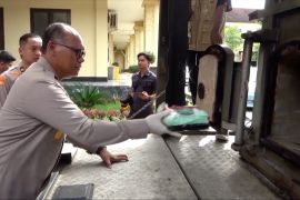 Polda Sultra musnahkan sabu dan ganja hasil pengungkapan kasus