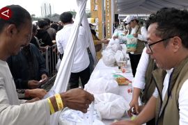 Warga padati Monas untuk terima bingkisan dan sembako di Pesta Rakyat