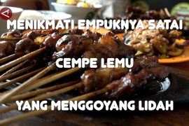 Menikmati empuknya satai Cempe Lemu yang menggoyang lidah