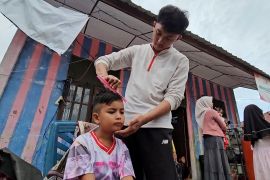 Demi tampil rapi saat Lebaran, anak pengungsi potong rambut massal