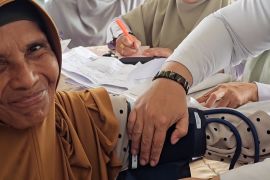 Dinkes jemput bola periksa kesehatan penyintas bencana di Aceh Utara