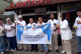 LKBN Antara Papua bagikan ratusan takjil kepada warga di Jayapura