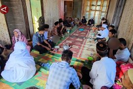 Menjaga tradisi di tengah keterbatasan