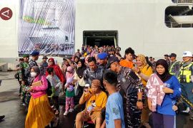 Mudik gratis naik KRI Banda Aceh, 707 pemudik tiba di Semarang