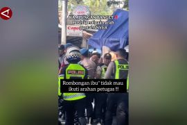Polisi soroti wisatawan terobos antrean di Anyer