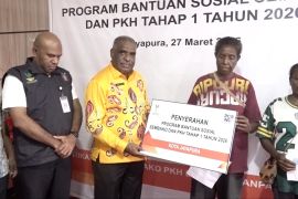 Pos Indonesia salurkan bansos Rp944 juta untuk 913 KK di Jayapura