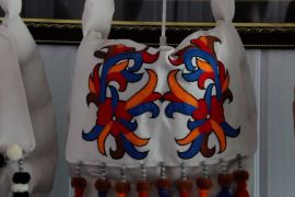 Produk kriya kenkinian dari kain bordir tradisional suku Dayak Banuaq