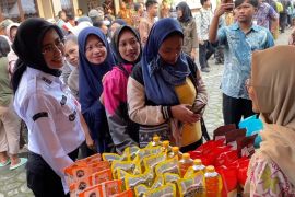 Ratusan warga serbu Gerakan Pangan Murah jelang Lebaran di Solo