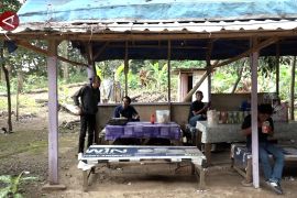 Pengendara motor manfaatkan warung gubuk di Alas Roban untuk istirahat