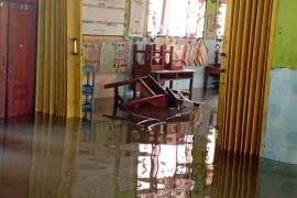 Sekolah terendam banjir, siswa SDN Kedaleman 2 Cilegon belajar daring