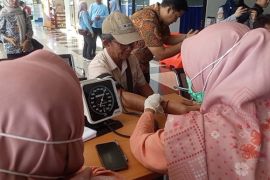 Kurangi risiko kecelakaan, Dinkes Madiun cek kesehatan puluhan kru bus