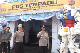 Robot Gundam hadir di pos terpadu pantauan mudik Kota Banjar