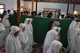 Jamaah Tarekat Syattariyah Ponorogo melaksanakan Shalat Id hari ini