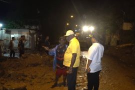 Hujan deras picu longsor di Jayapura, akses jalan sempat tertutup