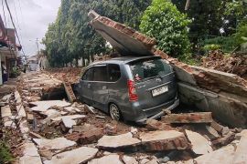 Pagar tembok Rumah Dinas Wali Kota Cilegon ambruk, timpa mobil warga