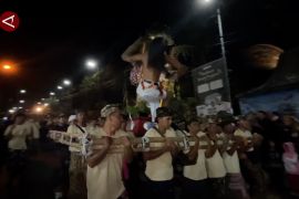 Umat Hindu Jember berpawai ogoh-ogoh malam pengerupukan sambut Nyepi