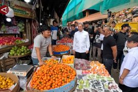 Wali Kota Bogor tegaskan jual beli wajib dilakukan di dalam pasar