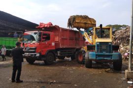 Pasar Jaya sewa 20 truk guna percepat tangani sampah di Pasar Kramat Jati