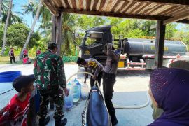 Polres Natuna salurkan bantuan 8.000 liter air bersih ke warga terdampak kemarau