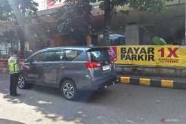 Pengelola pasang spanduk larangan pungutan parkir liar di Blok M