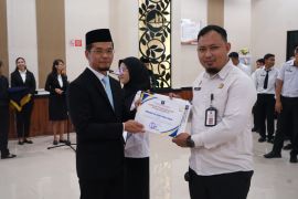 Pegawai berprestasi di Kanwil Kemenkum Sulbar dapat penghargaan