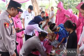 Polres beri bantuan perlengkapan sekolah korban kebakaran di Pemulutan Ogan Ilir