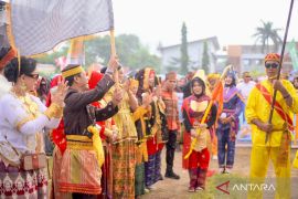 Karnaval budaya meriahkan pembuka HUT ke-211 Dompu, ribuan peserta antusias di tengah hujan