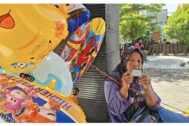 Penjual balon Tusnaeni syukuri perlindungan JKN untuk keluarga