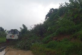 BREAKING NEWS: Jalur Kereta Terputus! KA Ciremai Terjebak Longsor di Bandung Barat