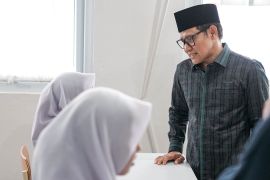 Kunjungi sekolah rakyat, Cak Imin terima titipan surat dari siswa untuk Presiden