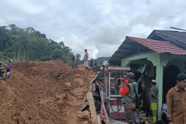 Korban bencana alam di Pasaman Barat terima bantuan perbaikan rumah